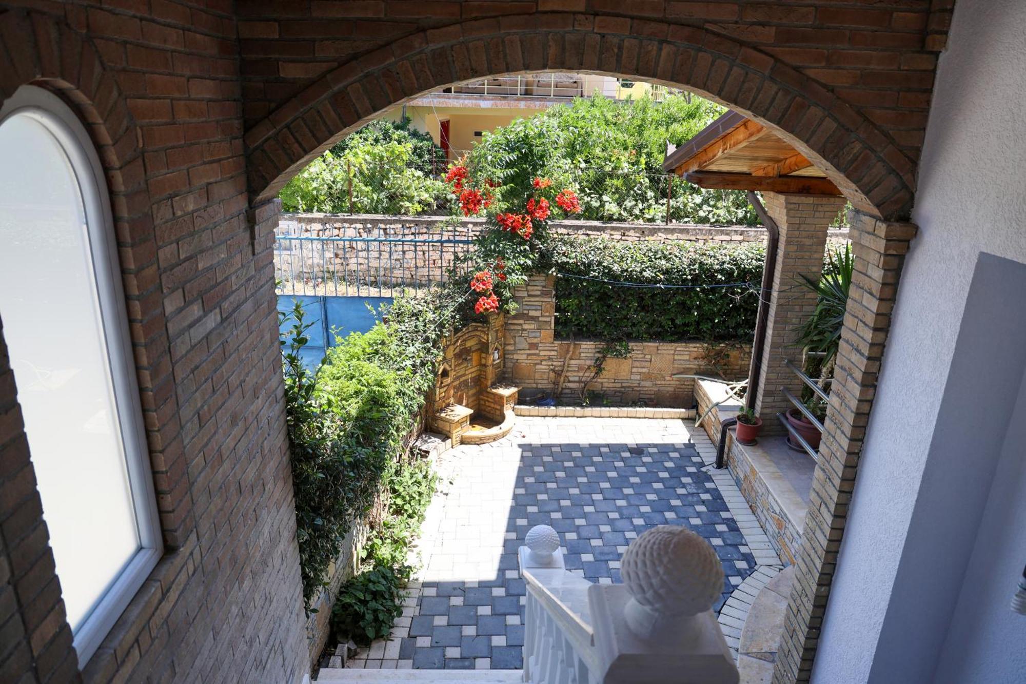 Villa Lejzo - Swimming Pool Берат Екстериор снимка